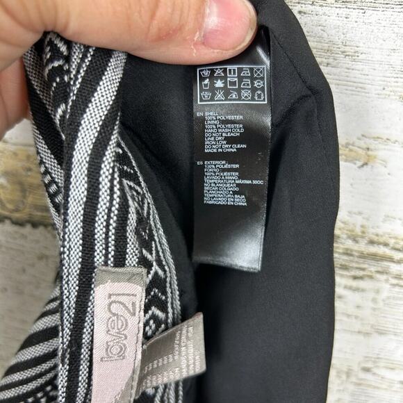 Forever 21 Women’s M Love 21 Black White Boho Back Zip Flat Front Shorts - Picture 5 of 5